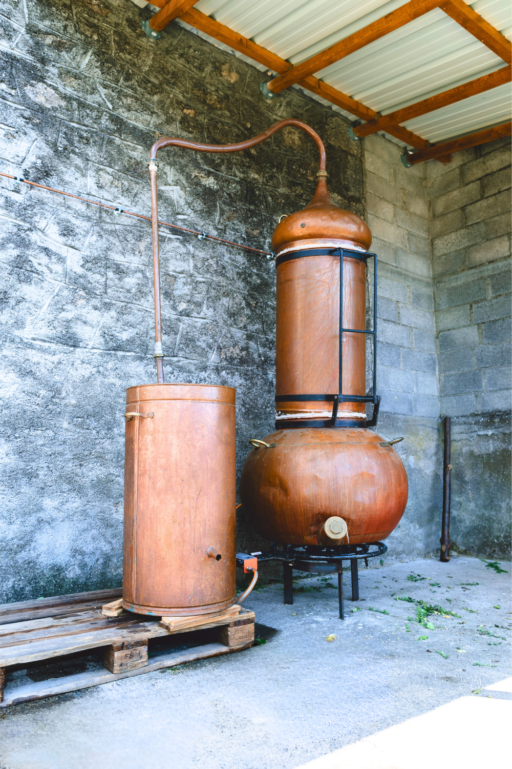 Les hydrolats sont obtenus grâce à la distillation des plantes dans un alambic en cuivre