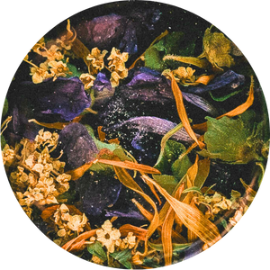 Des plantes mélangées dans une tisane création